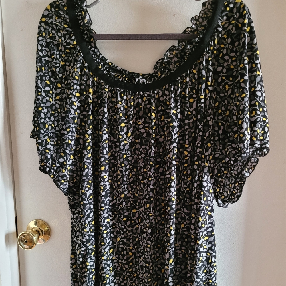 Gitano shoulder shirt with ruffled neckline and yellow flowers